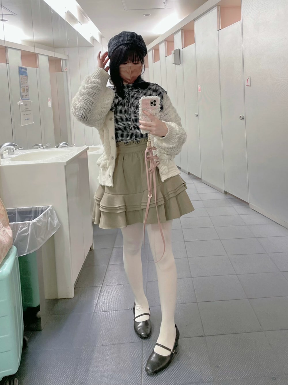 「春服デビュー宣言、春服コーデ、シンプル、骨格ウェーブ、ブラウス、チェック、ベレー帽、ツイード、キレイめ」｜「eimy istoireのツイードベレー（ハンチング/ベレー帽、ブラック系）」を使った、愛ゆえにさん（骨格ウェーブ・レディース・154cm）の春コーディネートの1枚目の写真