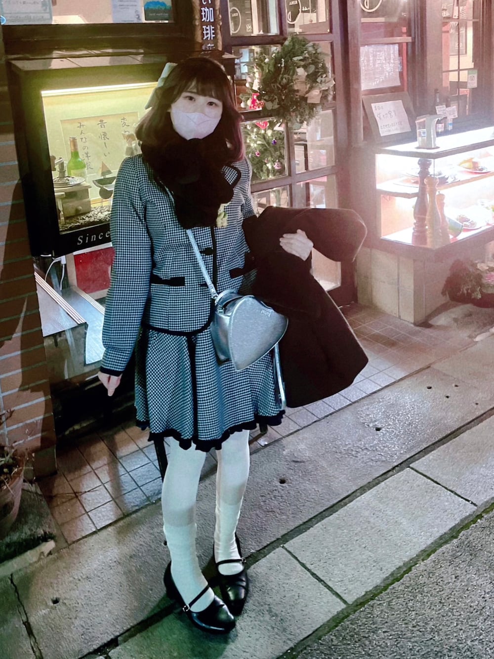 「クリスマスに着たい服、冬コーデ、休日コーデ、クリスマス、ギンガムチェック、セットアップ、スーツスタイル、ワントーンコーデ、モノトーン」｜「FURFURのハートハンドバッグ（ハンドバッグ、シルバー系）」を使った、愛ゆえにさん（骨格ウェーブ・レディース・154cm）の冬コーディネートの1枚目の写真
