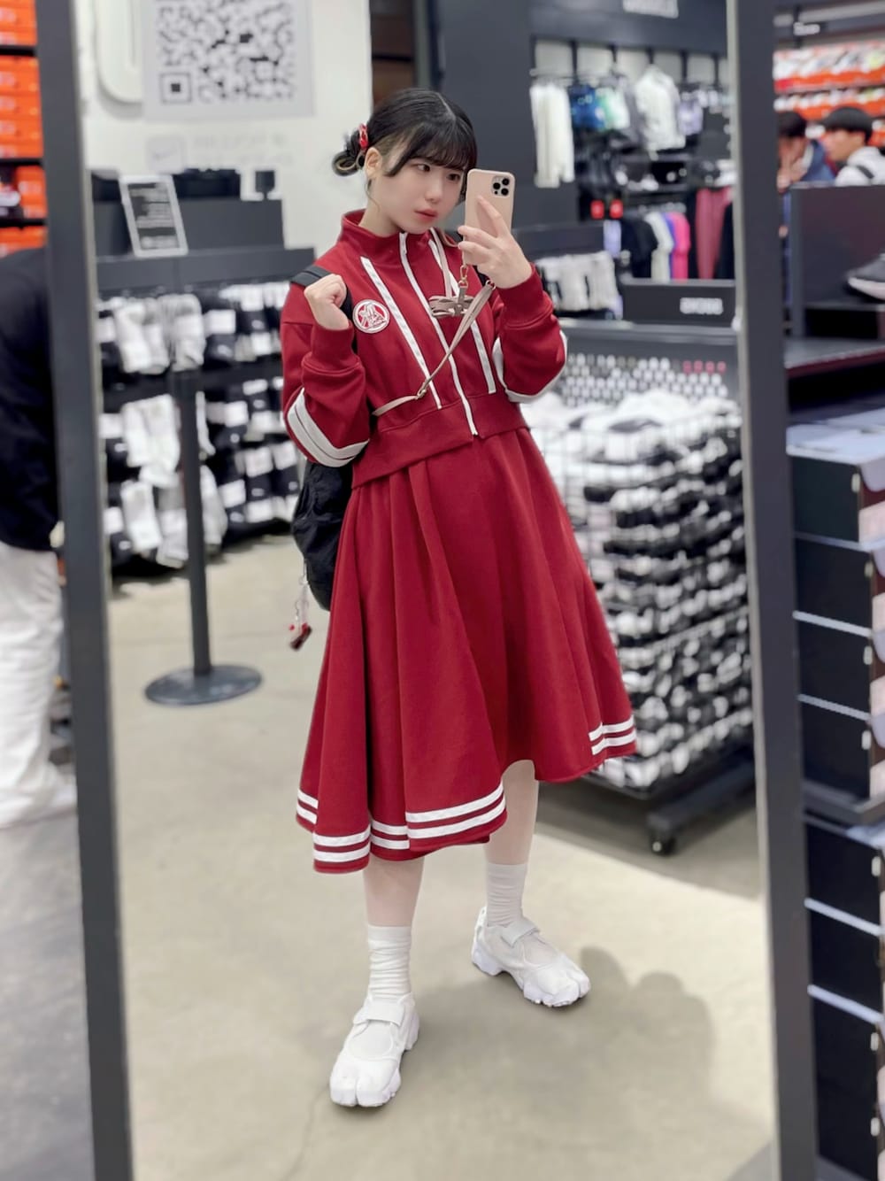 「ファッションを楽しもう、休日スタイル、ラフスタイル、カジュアルコーデ、ジャージ、トラックジャケット、エアリフト」｜「killremoteのアイテム（ワンピース/ドレス、レッド系）」を使った、愛ゆえにさん（骨格ウェーブ・レディース・154cm）の秋コーディネートの1枚目の写真