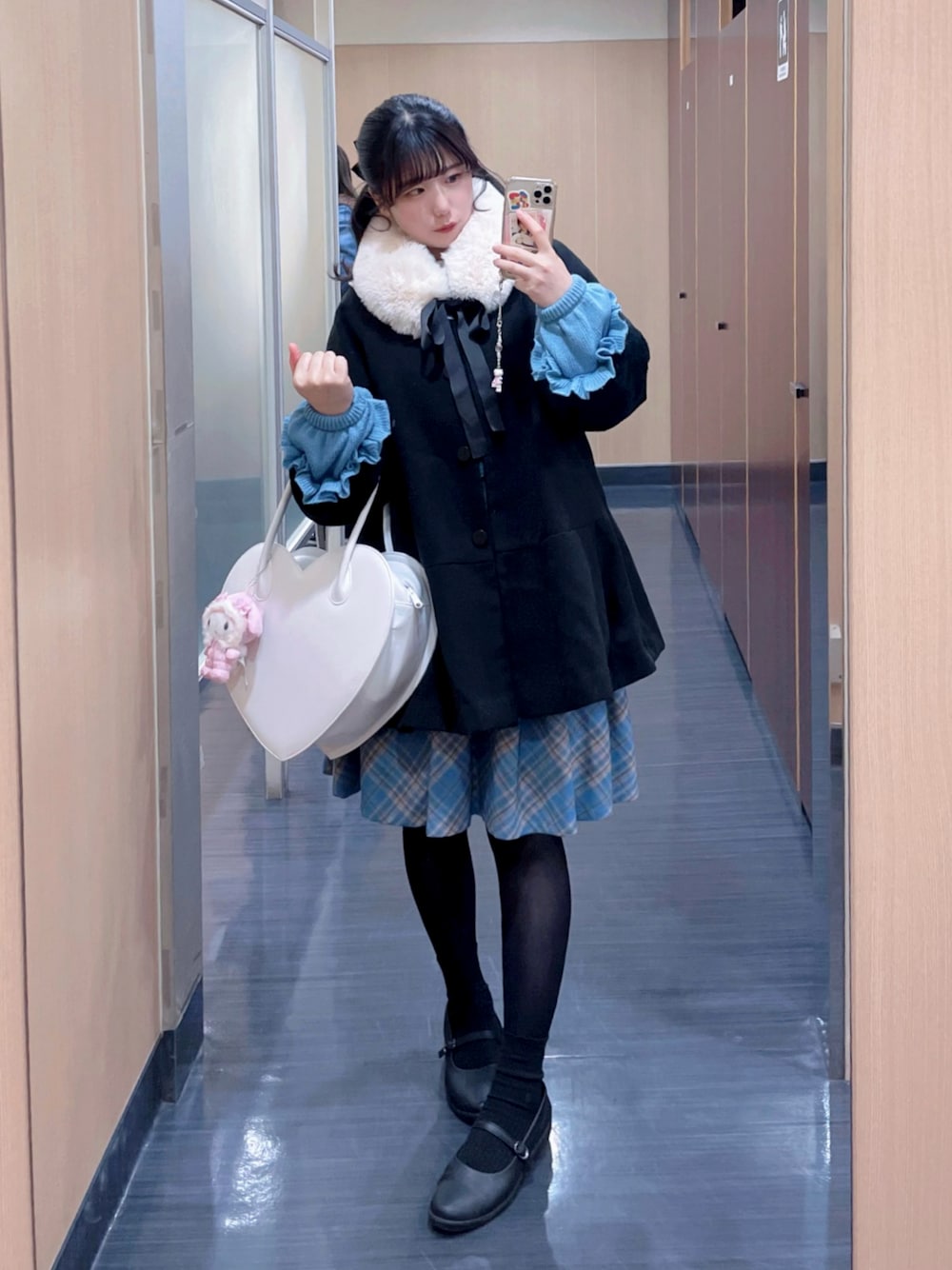「マフラーぐるぐる、ファー小物、休日スタイル、タータンチェック、チェックスカート、ニット、着回しコーデ、アウターコーデ、ガーリー」｜「MILKのデコレーション カーディガン（カーディガン/ボレロ、その他）」を使った、愛ゆえにさん（骨格ウェーブ・レディース・154cm）の冬コーディネートの1枚目の写真