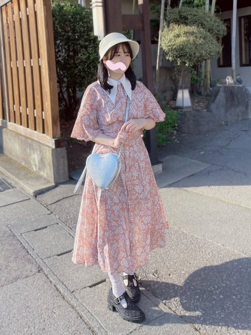 「大人カジュアル、シンプルコーデ、休日コーデ、ワンピース、大人かわいい、夏セールで買いました、帽子」｜「riendaのシャープカラースリーブワンピース（ワンピース、オレンジ系）」を使った、愛ゆえにさん（骨格ウェーブ・レディース・154cm）の夏コーディネートの1枚目の写真