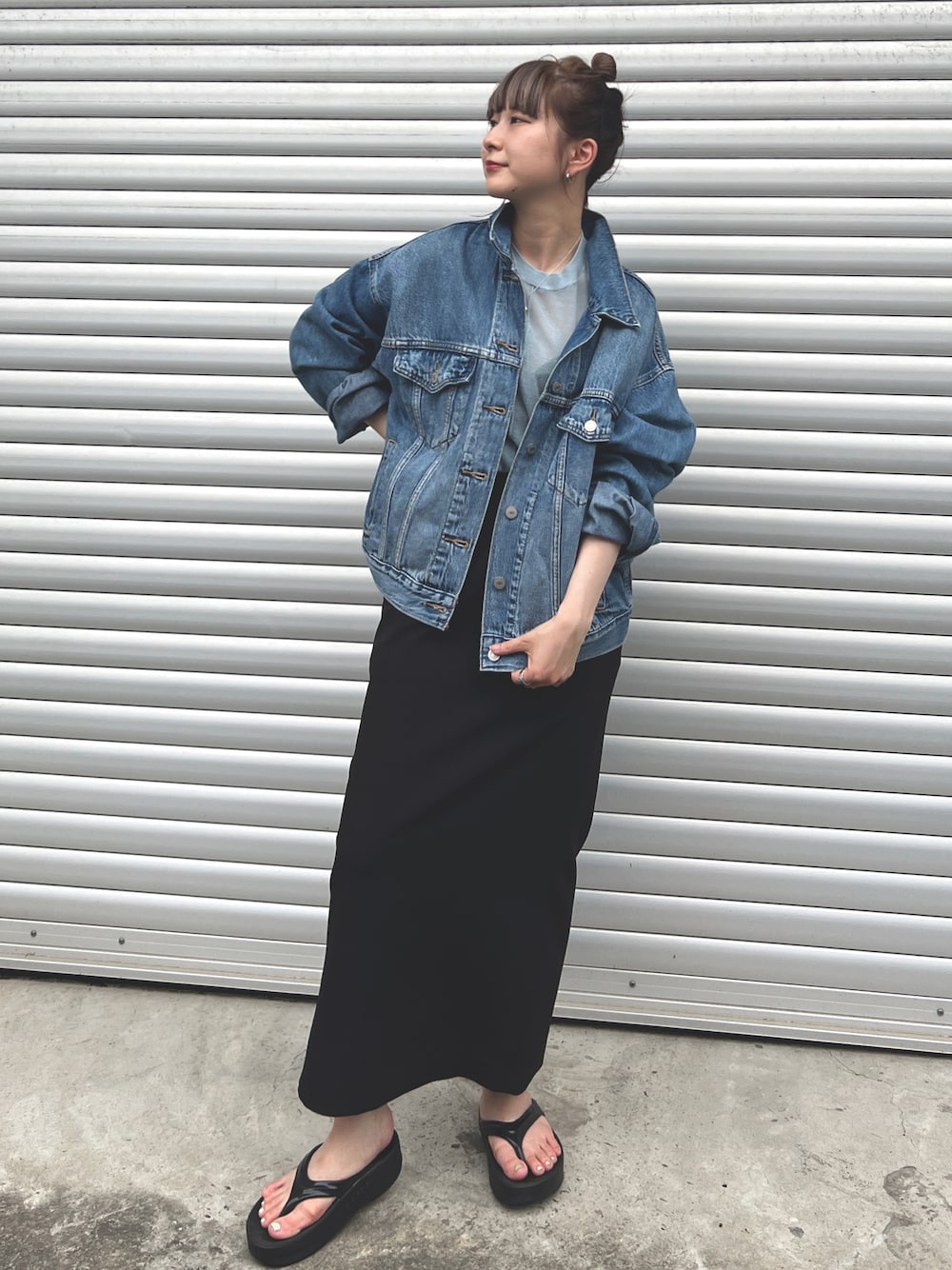 「秋コーデ、デニムジャケット、Levi's、ダンボール素材、シアーニット、おでかけコーデ」｜「Levi'sの【Levi's/リーバイス】90S トラッカージャケット SOFT AS BUTTER MID（デニムジャケット、ブルー系）」を使った、うっちーさん（レディース・157cm）の秋コーディネートの1枚目の写真