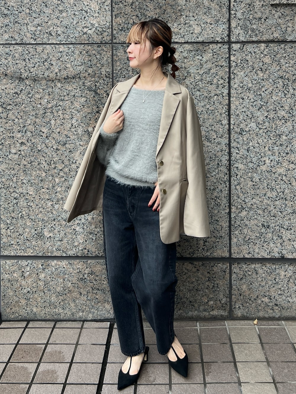 「ジャケット、ニット、休日スタイル、きれいめカジュアル、ラメニット、オトナカワイイ」｜「EMMA　ROUGE VIFの【一部店舗限定】3wayルーズラメニット（ニット/セーター、グレー系）」を使った、うっちーさん（レディース・157cm）の冬コーディネートの1枚目の写真