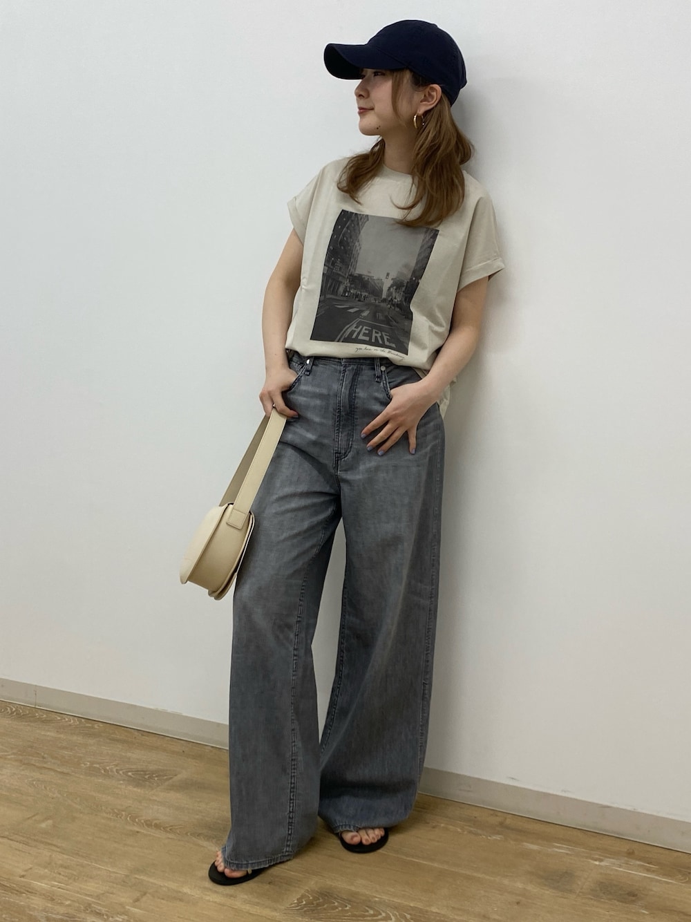 「mica&deal、プリントT、プリントTシャツ、Tシャツ、デニムパンツ、デニムコーデ、ブラックデニム、オトナカジュアル、休日、休日スタイル」｜「Rouge vifの【MICA&DEAL /マイカアンドディール】 cityフォトプリントTシャツ（Tシャツ/カットソー、ベージュ系）」を使った、うっちーさん（骨格ストレート・レディース・157cm）の春コーディネートの1枚目の写真