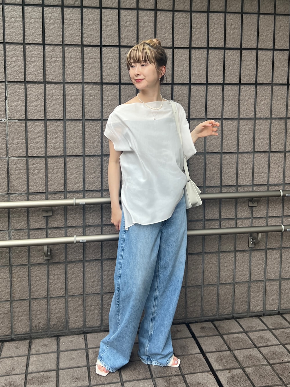 「秋コーデ、ショルダーバッグ、大人カジュアル、パンツスタイル、デニムパンツ、upper hights、アシンメトリートップス」｜「Rouge vifのスクエアショルダーバッグ（ショルダーバッグ、ホワイト系）」を使った、うっちーさん（レディース・157cm）の秋コーディネートの1枚目の写真
