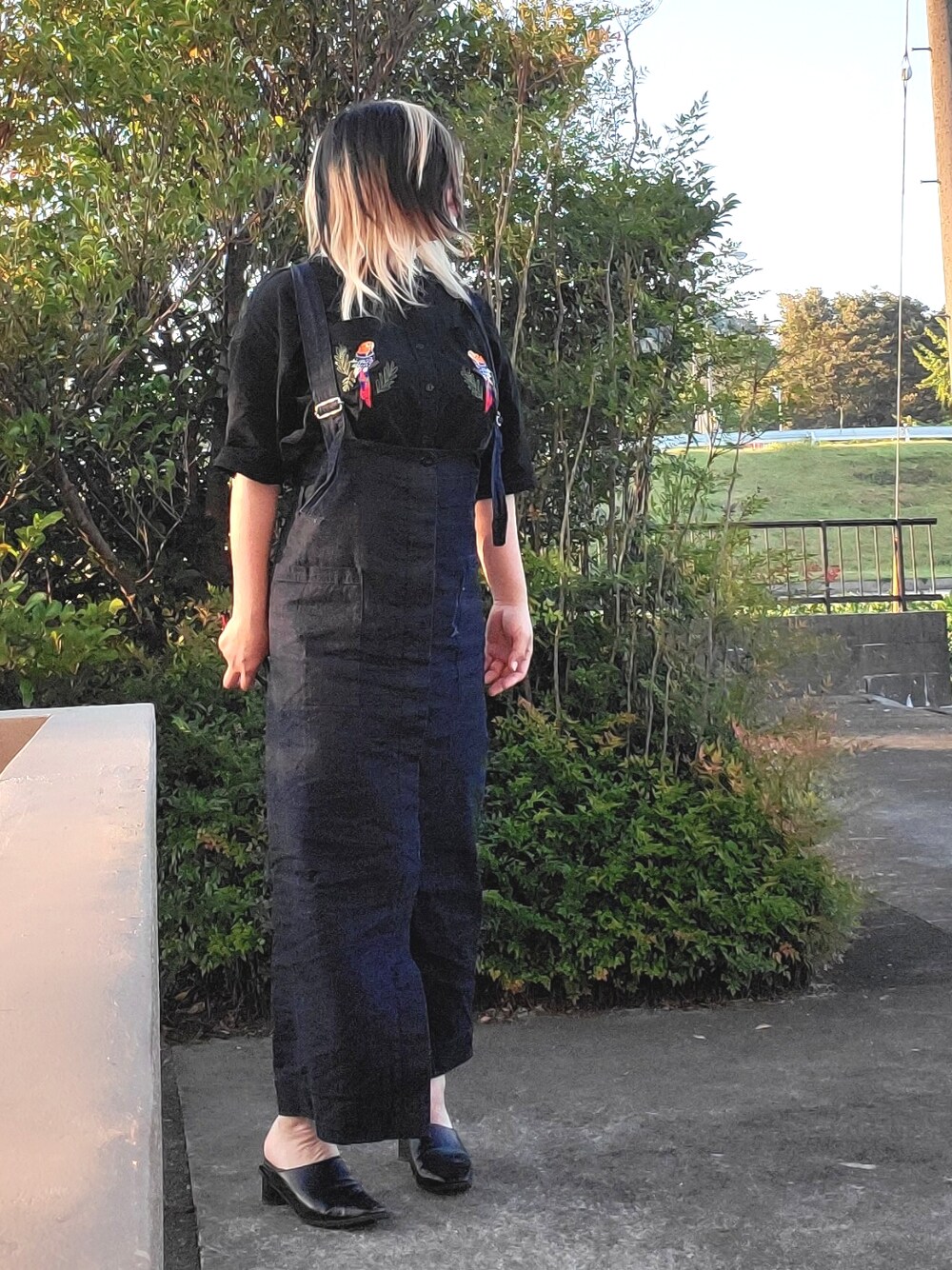 「Johnbull Private labo、johnbull、Lian、ハイウエスト、デニム、シャツ、刺繍、ワントーンコーデ」｜「LIANのスクエアトゥブーティ（パンプス、ブラック系）」を使った、茶みこさん（レディース・165cm）の秋コーディネートの1枚目の写真