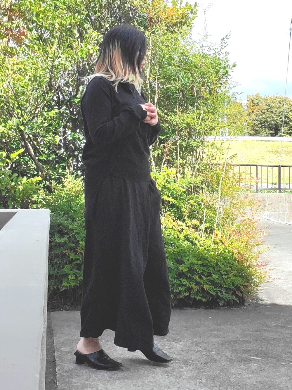 ブラック系のカーディガン/ボレロ、ブラック系のパンプス、ブラック系のその他パンツを着用したレディースの秋コーディネートの1枚目の写真