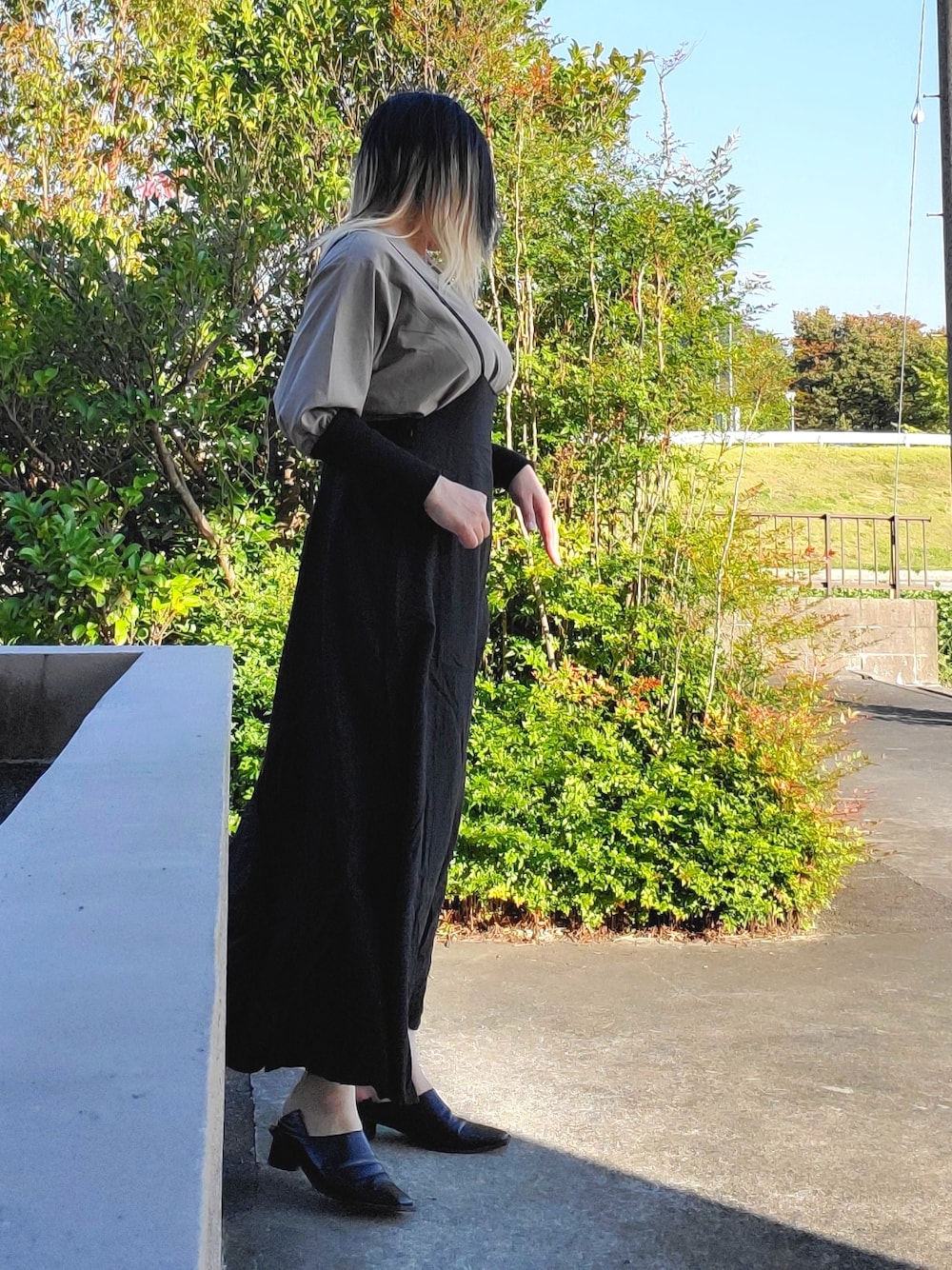 「WEARハロウィン2022、urban research sonny label、OSMOSIS、Lian」｜「URBAN RESEARCH Sonny Labelのリネン混サス付きフレアワンピース（ワンピース、ブラック系）」を使った、茶みこさん（レディース・165cm）の秋コーディネートの1枚目の写真