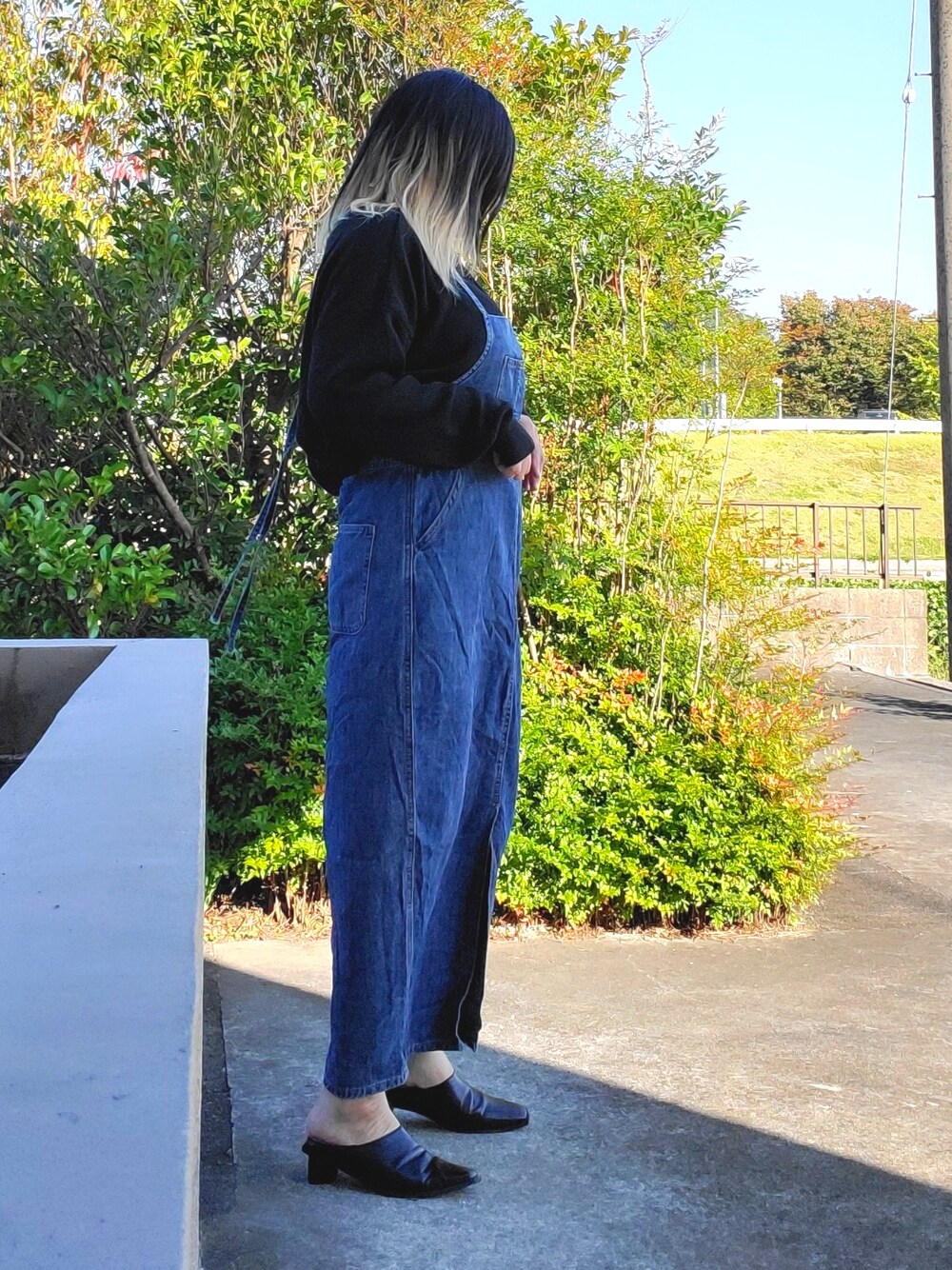 「デニム、WEARハロウィン2022、antiqua、Lian、LVEU.」｜「LVEU.のDenim jumper skirt / デニムジャンパースカート（ジャンパースカート、ブルー系）」を使った、茶みこさん（レディース・165cm）の秋コーディネートの1枚目の写真