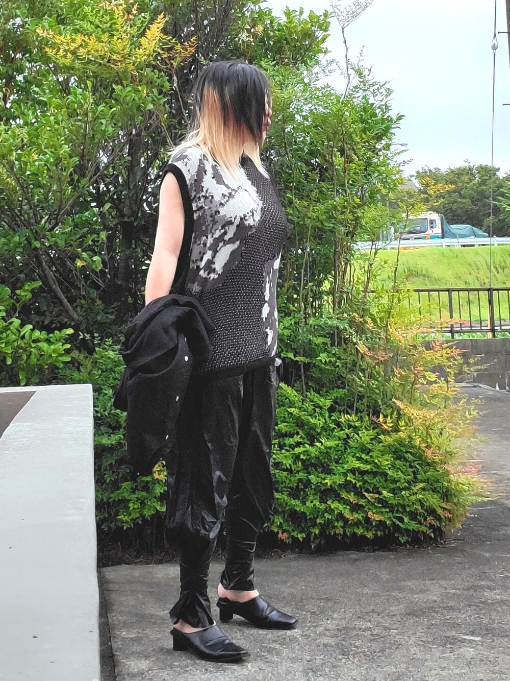 ブラック系のパンプス、ブラック系のパンツ、ブラック系のシャツ/ブラウスを着用したレディースの秋コーディネートの1枚目の写真