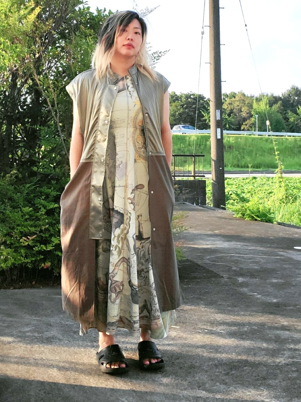 グリーン系のワンピース、グリーン系のその他アウターを着用したレディースの夏コーディネートの1枚目の写真