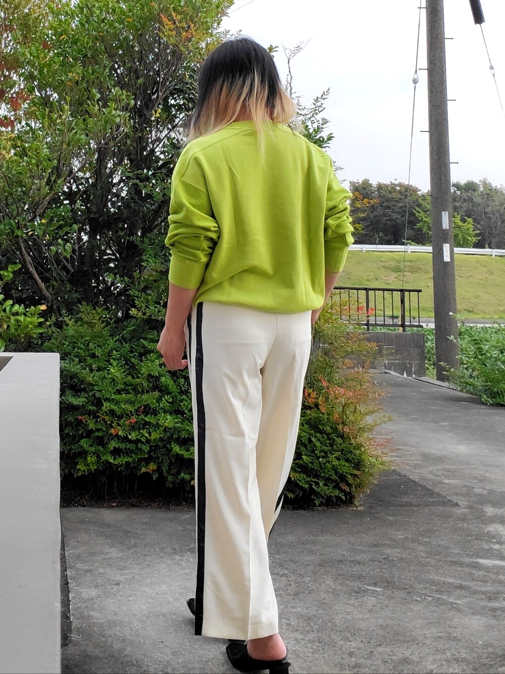 「KBF、Lian、ラインパンツ」｜「KBFのサイドラインスラックス（スラックス、ホワイト系）」を使った、茶みこさん（レディース・165cm）の秋コーディネートの1枚目の写真