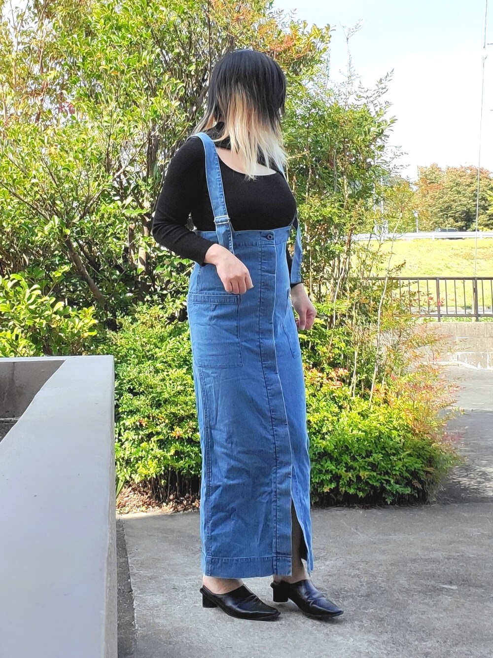 「WEARハロウィン2022、murua、johnbull、Lian、デニム、ジャンパースカート、マキシ丈ワンピース」｜「LIANのスクエアトゥブーティ（パンプス、ブラック系）」を使った、茶みこさん（レディース・165cm）の秋コーディネートの1枚目の写真