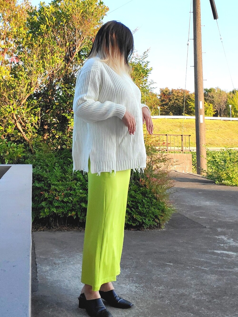 「WEARハロウィン2022、PAGEBOY、FRAY I.D、Lian、ニット、ダメージニット」｜「LIANのスクエアトゥブーティ（パンプス、ブラック系）」を使った、茶みこさん（レディース・165cm）の秋コーディネートの1枚目の写真