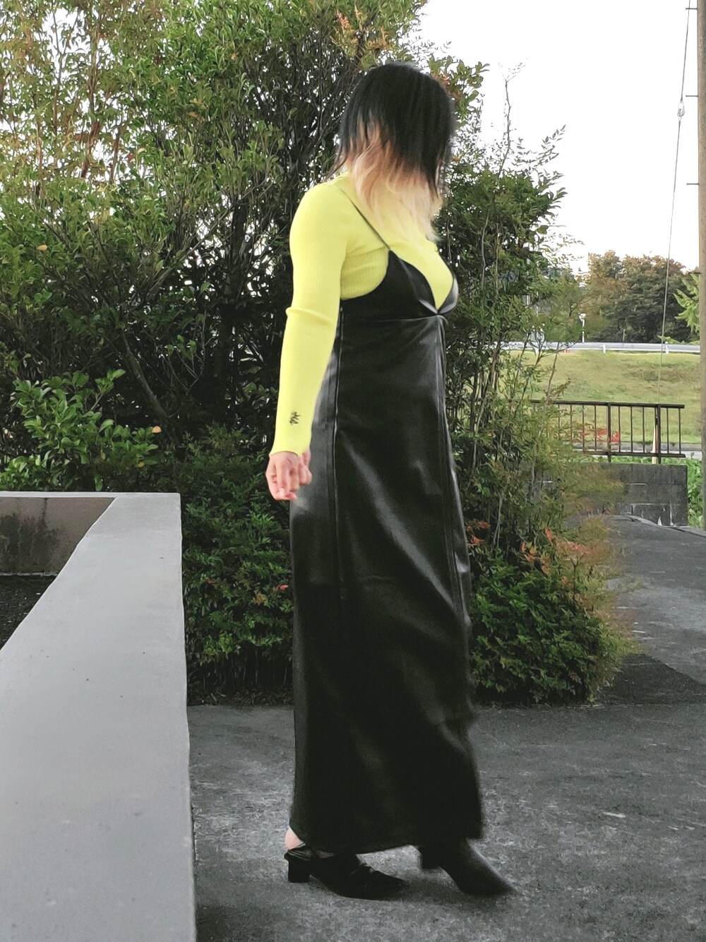 「WEARハロウィン2022、ロングワンピース、レザー、H&M、solace、Lian」｜「LIANのスクエアトゥブーティ（パンプス、ブラック系）」を使った、茶みこさん（レディース・165cm）の秋コーディネートの1枚目の写真