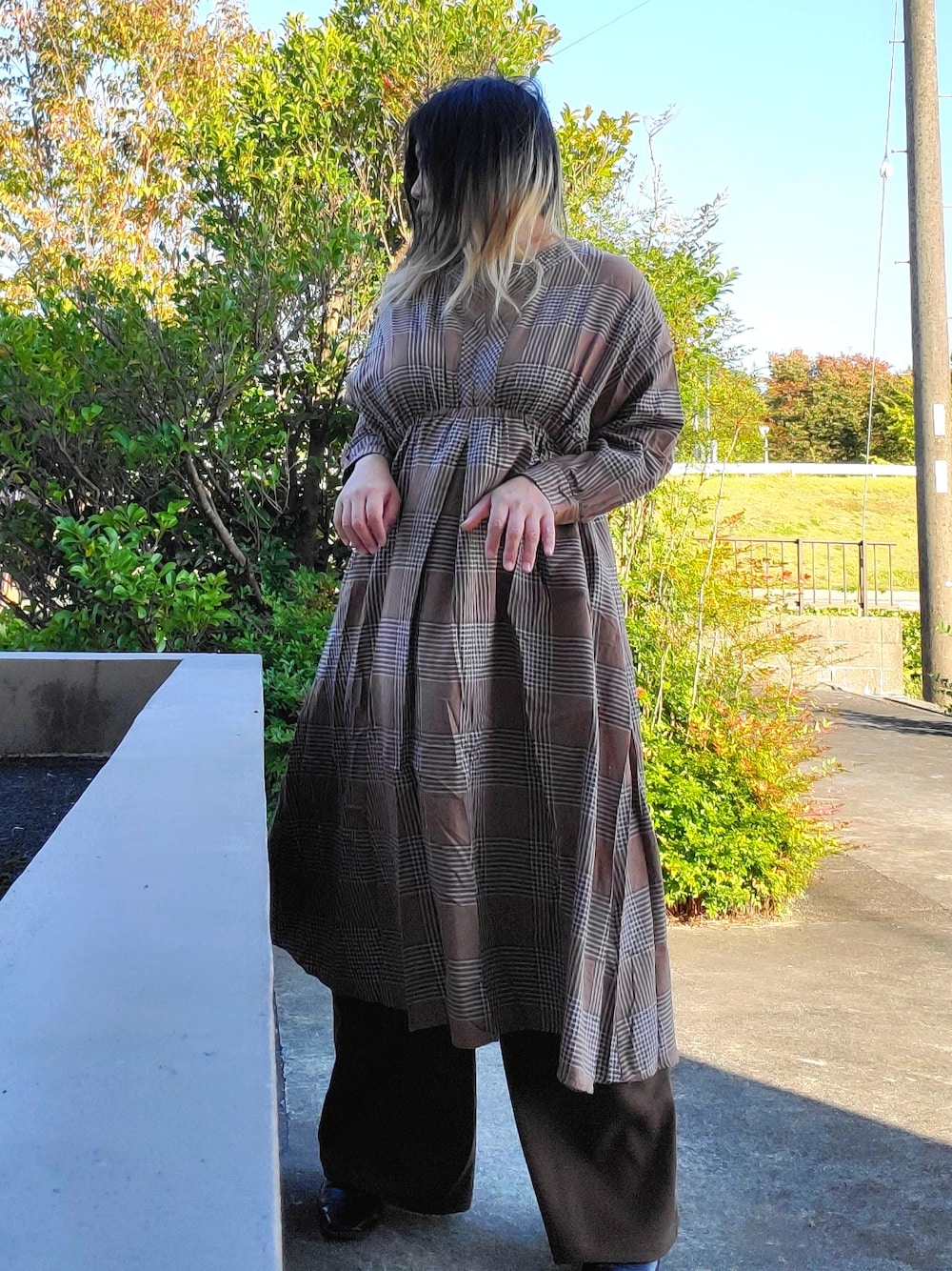 「チェック、ワンピース、ブラウン、URBAN RESEARCH DOORS、chuclla、Lian」｜「URBAN RESEARCH DOORSのチェックスキッパーワンピース（ワンピース、ブラウン系）」を使った、茶みこさん（レディース・165cm）の秋コーディネートの1枚目の写真