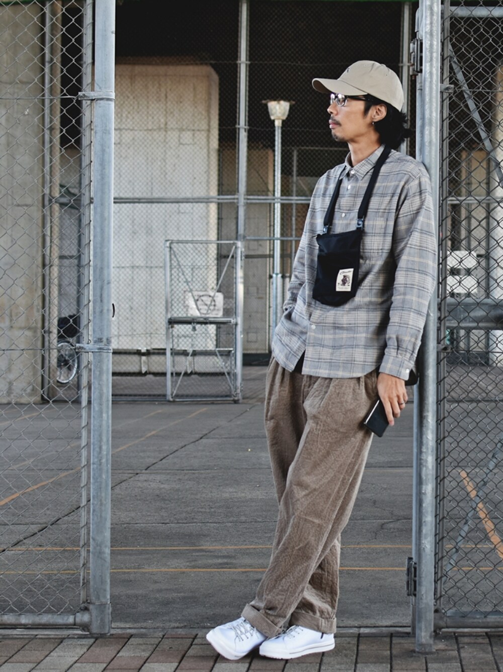 ブラック系のショルダーバッグ、ベージュ系のシャツ/ブラウス、グレー系のその他パンツを着用したメンズの冬コーディネートの1枚目の写真