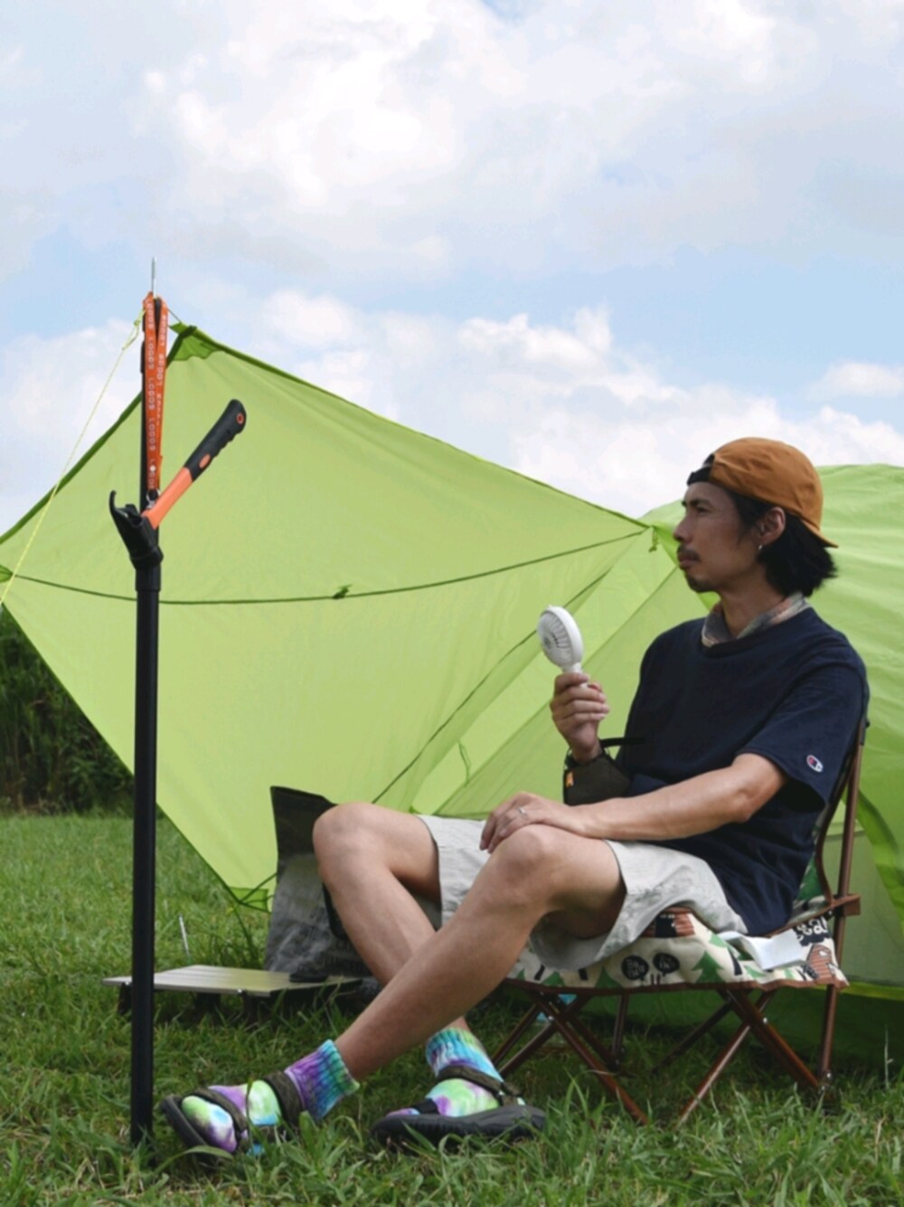 ブルー系のTシャツ/カットソー、グレー系のその他パンツ、グリーン系のサンダルを着用したメンズの夏コーディネートの1枚目の写真