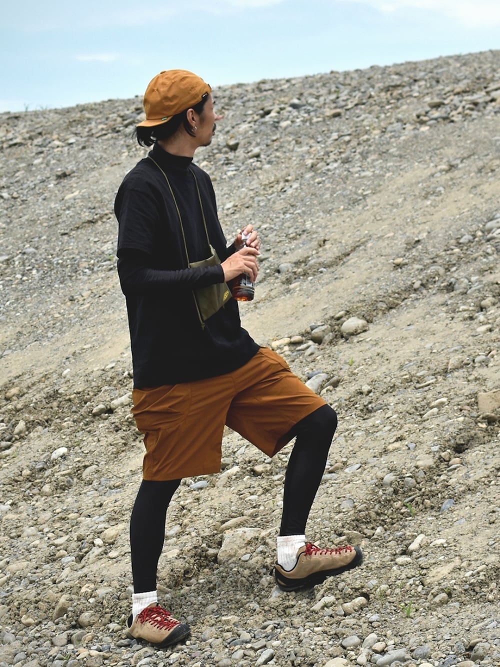 「アウトドアスタイル、キャップ、キャンプスタイル、重ね着、レイヤードスタイル、ショートパンツ、レギンス×ショートパンツ、スニーカーコーデ、Tシャツ、ブラック」｜「nakotaのBALL HIKE CAP（キャップ、ブラウン系）」を使った、つちぽんさん（メンズ・177cm）の夏コーディネートの1枚目の写真