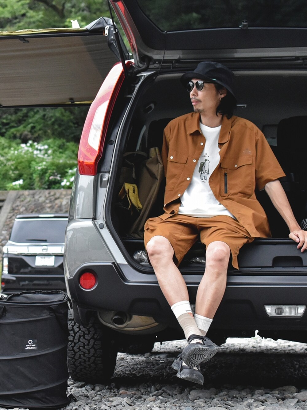 ホワイト系のTシャツ/カットソー、ブラウン系のその他パンツ、ブラウン系のシャツ/ブラウスを着用したメンズの夏コーディネートの1枚目の写真