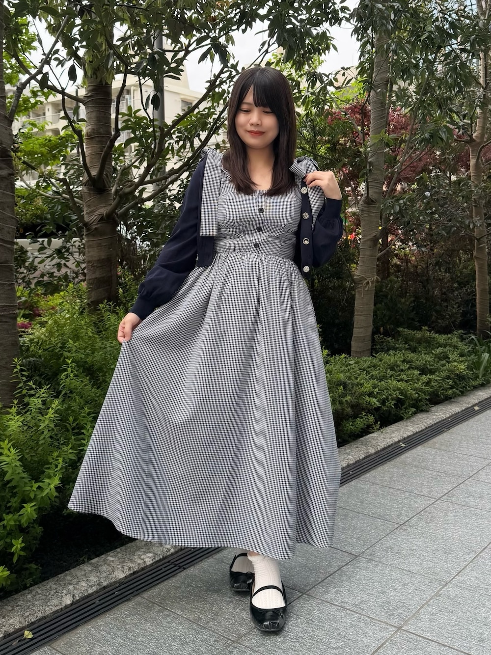 ブルー系のワンピース、ブルー系のカーディガン/ボレロを着用したレディースの春コーディネートの1枚目の写真