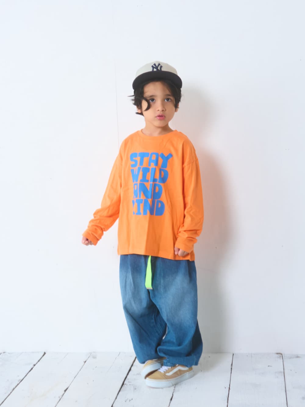 その他のTシャツ/カットソーを着用したキッズの秋コーディネートの1枚目の写真