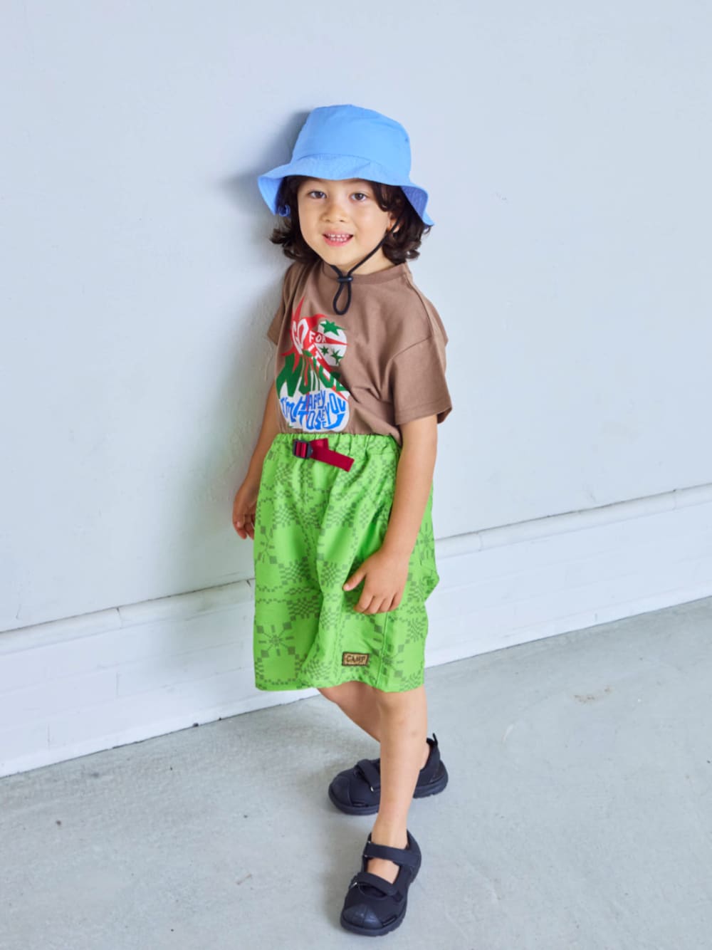 グリーン系のその他パンツ、ブラウン系のTシャツ/カットソーを着用したキッズの夏コーディネートの1枚目の写真