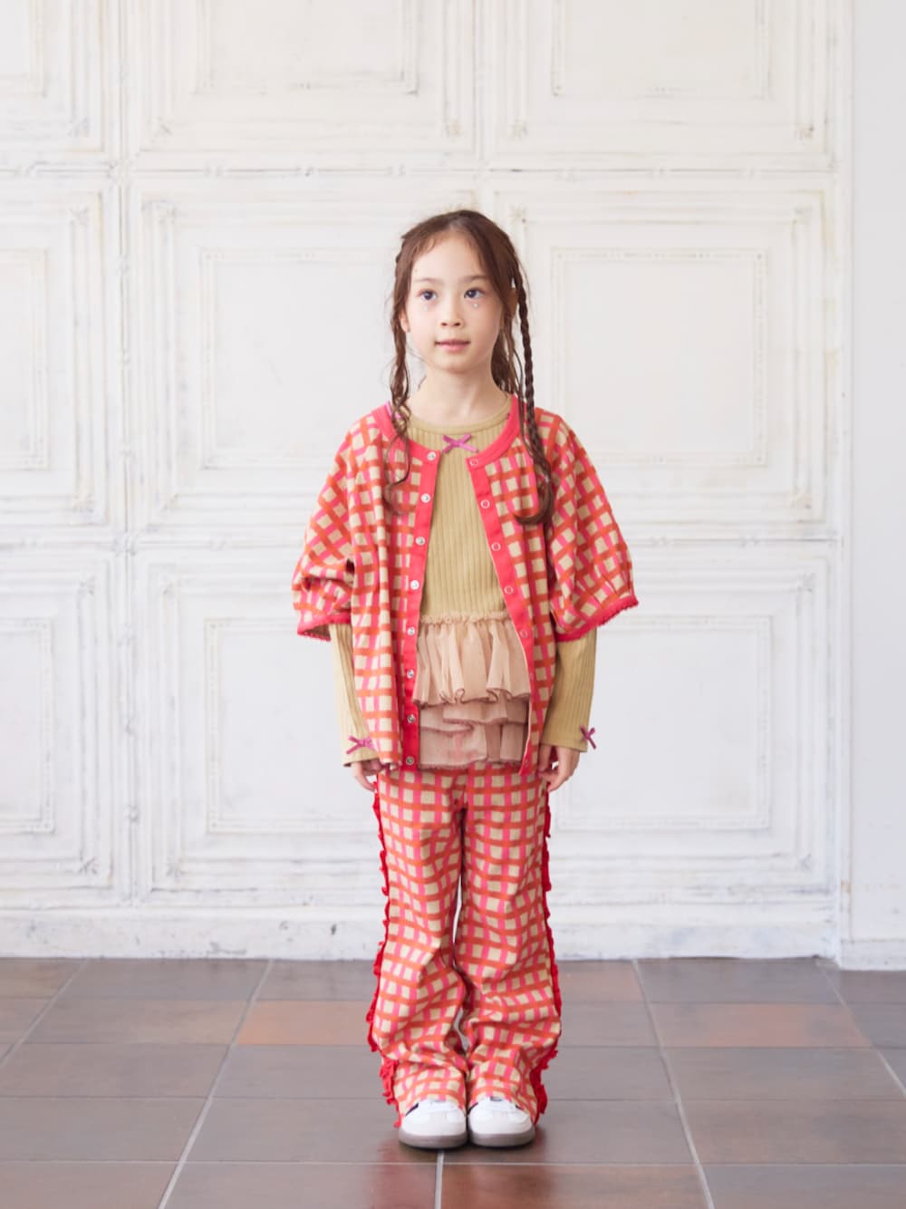 レッド系のその他パンツ、レッド系のTシャツ/カットソー、ベージュ系のTシャツ/カットソーを着用したキッズの秋コーディネートの1枚目の写真