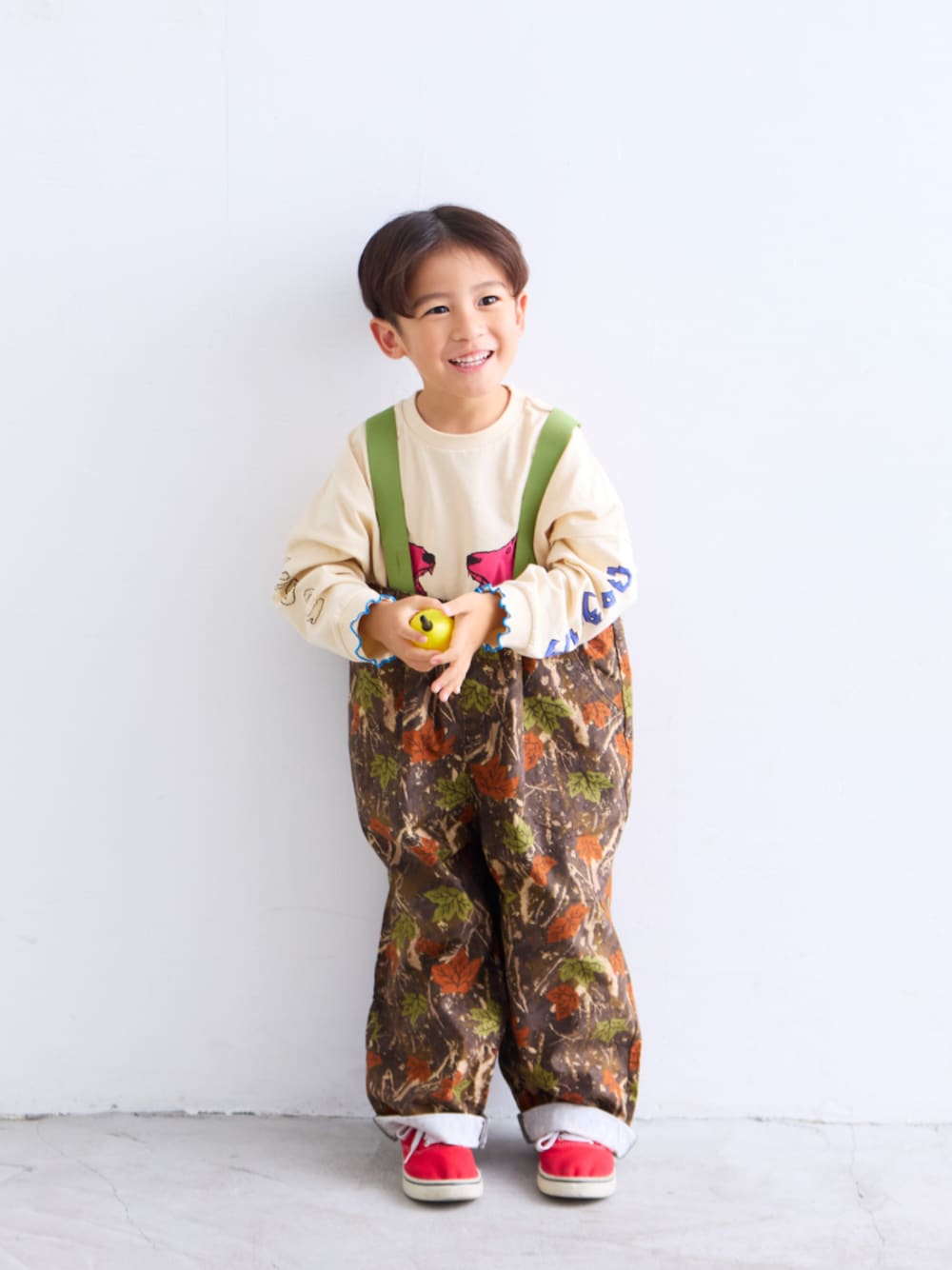 ベージュ系のTシャツ/カットソー、グレー系のその他パンツを着用したキッズの夏コーディネートの1枚目の写真
