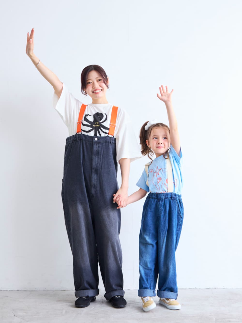 ブルー系のデニムパンツ、ブラック系のデニムパンツ、ブルー系のTシャツ/カットソーを着用したキッズの夏コーディネートの1枚目の写真