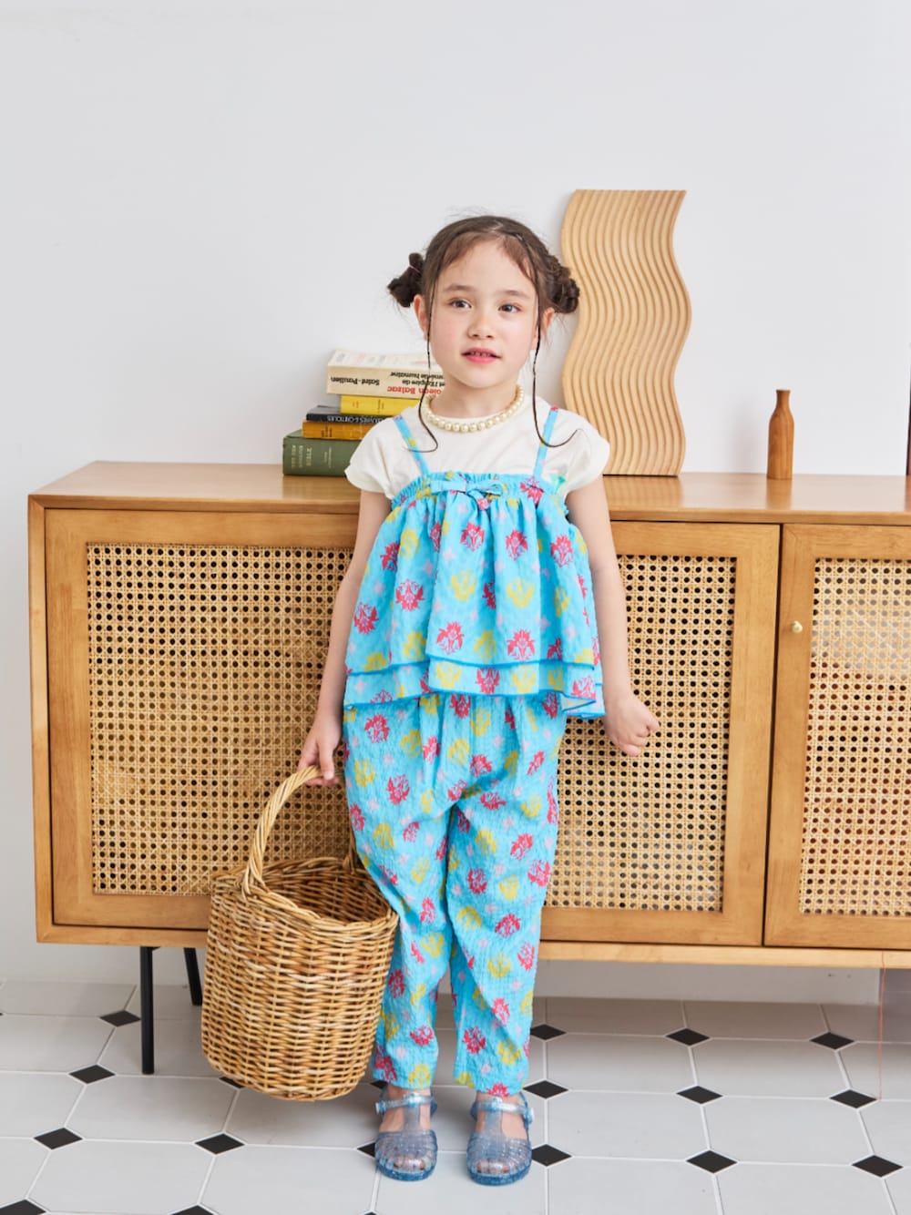 ブルー系のキャミソール、ブルー系のその他パンツを着用したキッズの夏コーディネートの1枚目の写真