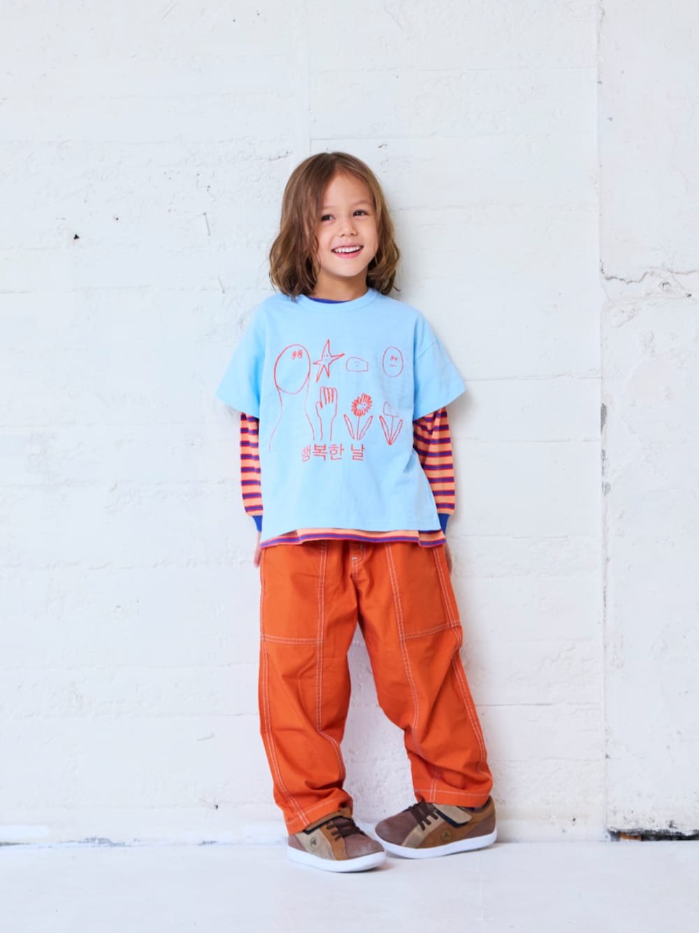 ブルー系のTシャツ/カットソー、オレンジ系のTシャツ/カットソー、イエロー系のその他パンツを着用したキッズの秋コーディネートの1枚目の写真