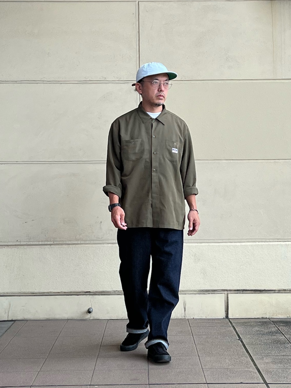 グリーン系のシャツ/ブラウス、ブルー系のデニムパンツを着用したメンズの夏コーディネートの1枚目の写真