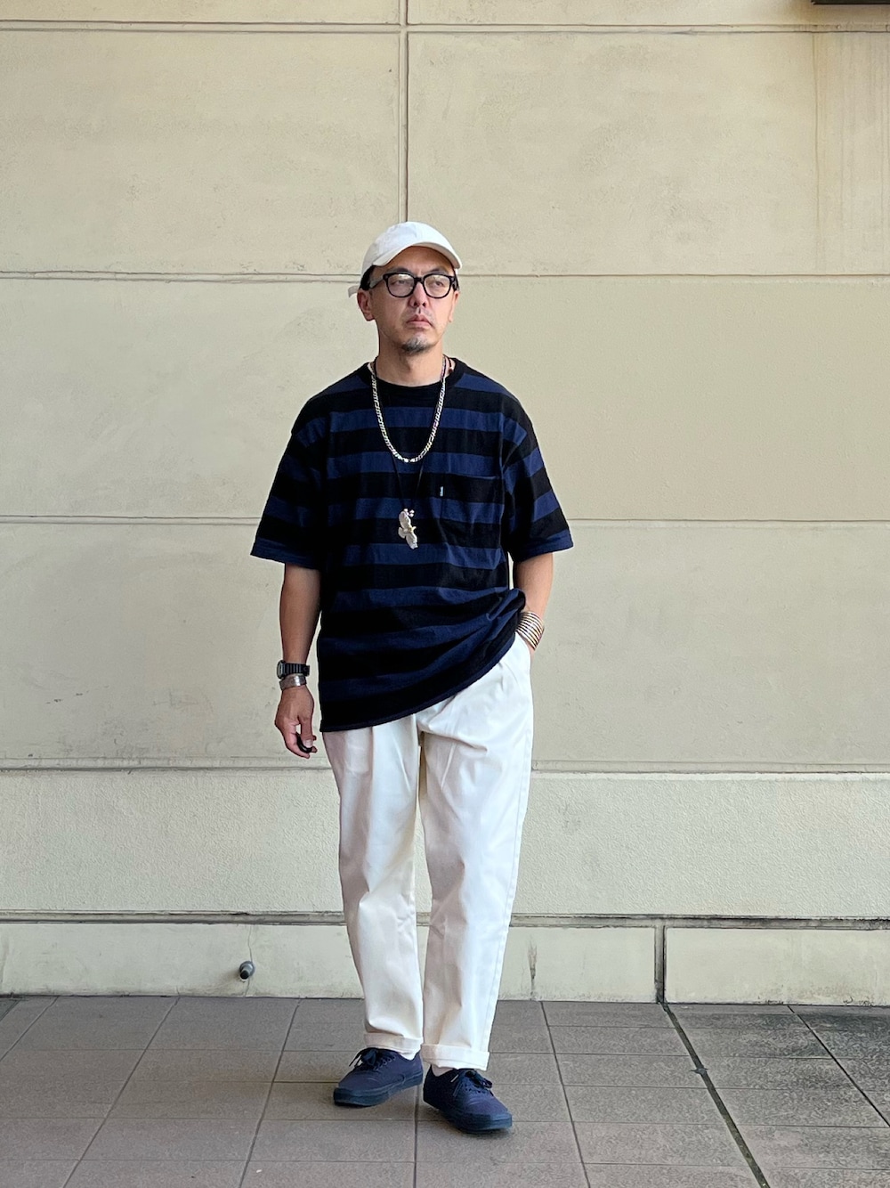 ブルー系のTシャツ/カットソー、ホワイト系のその他パンツを着用したメンズの夏コーディネートの1枚目の写真