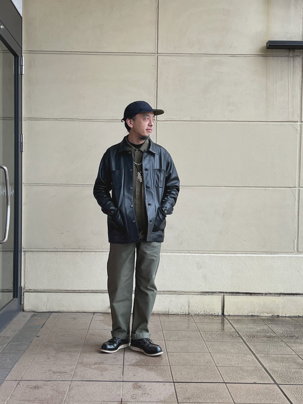 「Schott TOKYO-BAY、SCHOTT、春コーデ、ジャケットスタイル、オリーブ、黒、ブルゾン、レザージャケット、ミリタリー、ワークパンツ、キャップ、RED WING」｜「schottのSchott/ショット/ARMY FATIGUE PANTS/アーミーファティーグパンツ（カーゴパンツ、グリーン系）」を使った、atsushiさん（メンズ・172cm）の春コーディネートの1枚目の写真