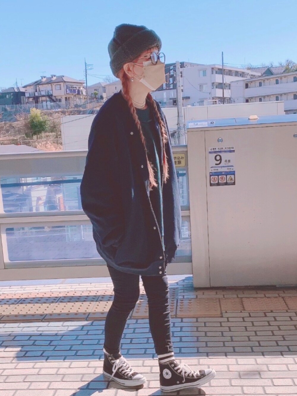 「カジュアルコーデ、ootd、シンプルコーデ、オーバーサイズ、スニーカー、高身長コーデ、ママファッション、大人コーデ」｜「FREAK'S STOREのWEB限定 ビッグシルエット スウェットスナップカーディガン/裏起毛/セットアップ対応（スウェット、ブラック系）」を使った、もーりさん（レディース・167cm）の春コーディネートの1枚目の写真