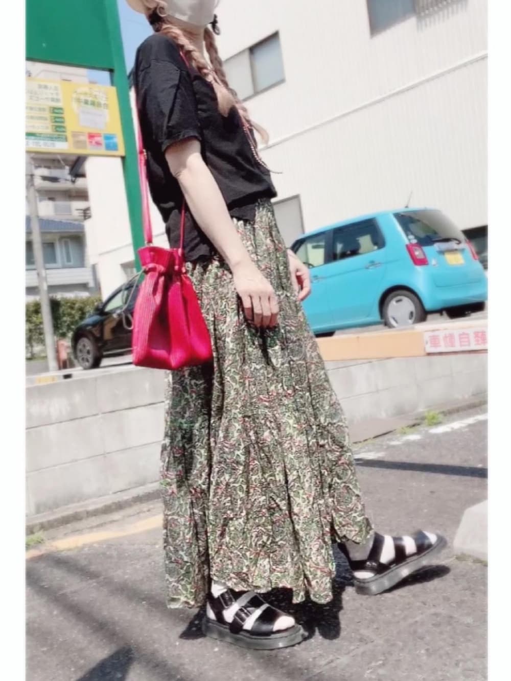 「春夏コーデ、オトナカジュアル、おしゃれさんと繋がりたい、オトナ女子、大人コーデ、プチプラコーデ、ママコーデ、ハット」｜「Dr. Martensの【Dr.Martens ドクターマーチン】 Gryphon Brandoグリフォンレザーストラップサンダル（サンダル、ブラック系）」を使った、もーりさん（レディース・167cm）の春コーディネートの1枚目の写真