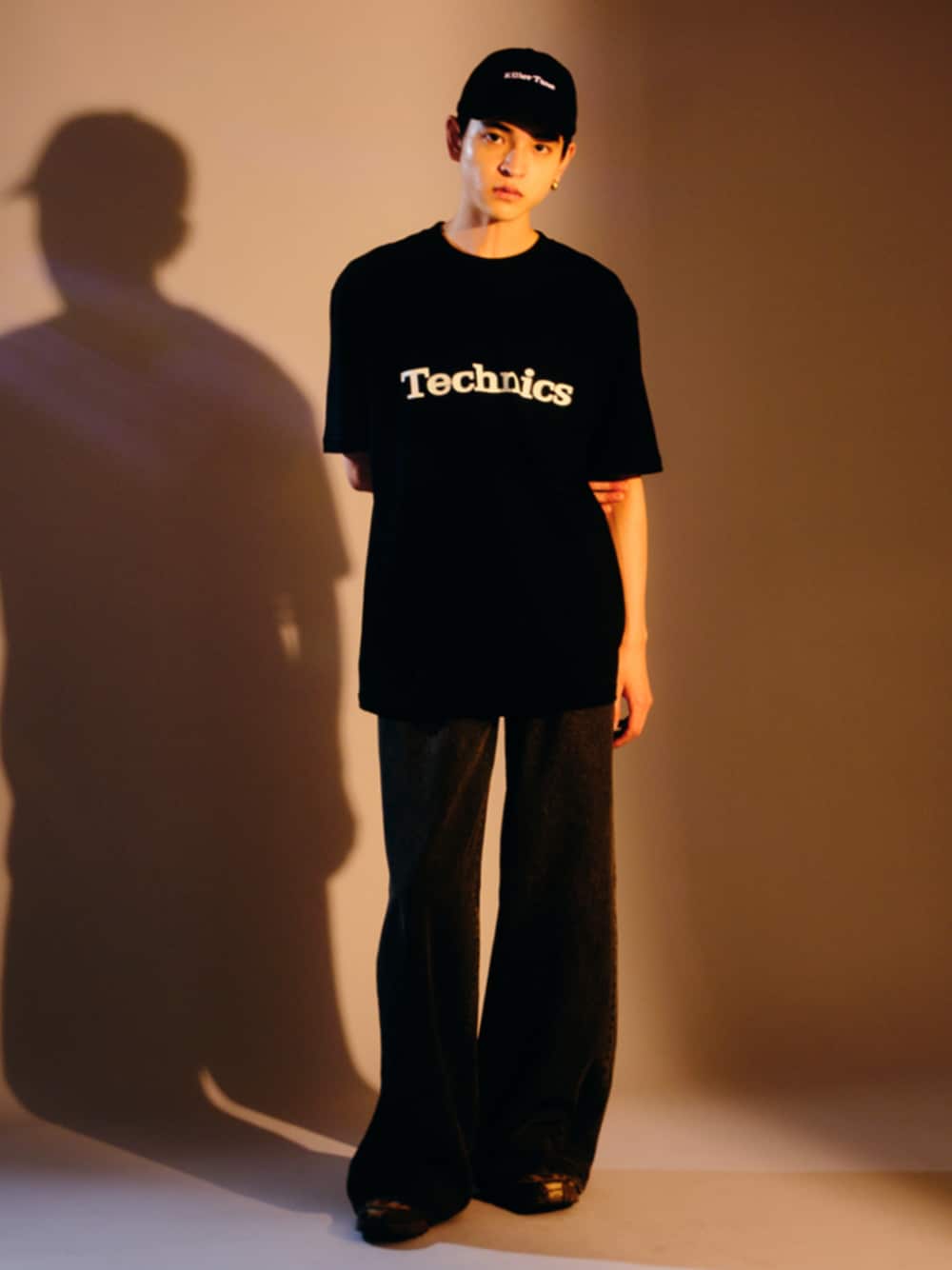 「デニム、Tシャツ、ブラックコーデ、オールブラック、デニムパンツ、ブラックデニム、プリントT、シンプルコーデ、メンズファッション、Tシャツ×デニム」｜「JOURNAL STANDARDのWEB限定 ルーズバギー トッピングデニム（デニムパンツ、ブラック系）」を使った、ジャーナルスタンダード メンズさん（メンズ・180cm）の夏コーディネートの1枚目の写真