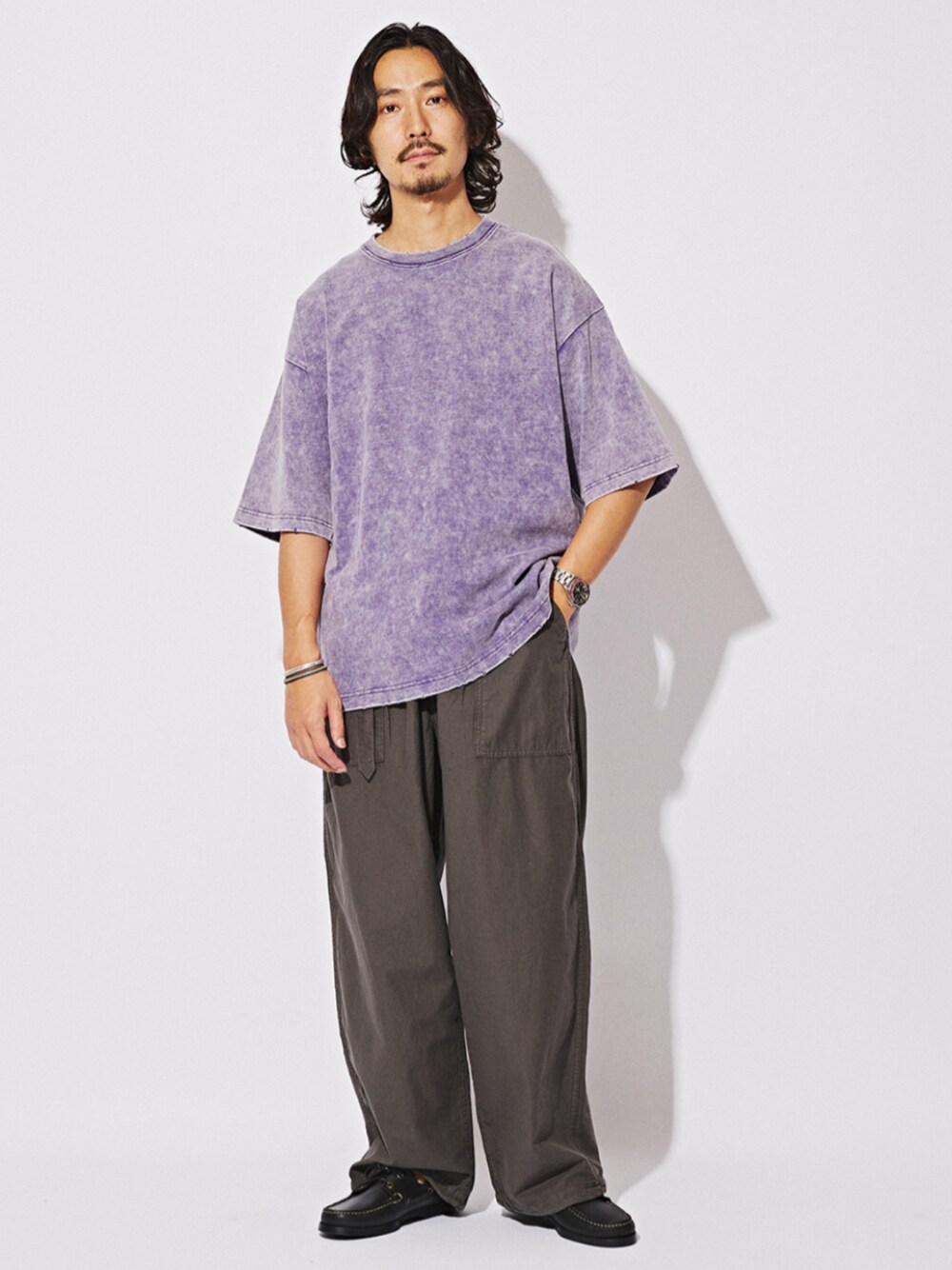 「Tシャツ、スラックス、オーバーサイズ、大人カジュアル、休日スタイル、ベイカーパンツ、お出かけコーデ、パープル、夏コーデ、メンズファッション」｜「JOURNAL STANDARDのWEB限定 アシッド ダメージ ヘビーTシャツ（Tシャツ/カットソー、パープル系）」を使った、ジャーナルスタンダード メンズさん（メンズ・174cm）の夏コーディネートの1枚目の写真