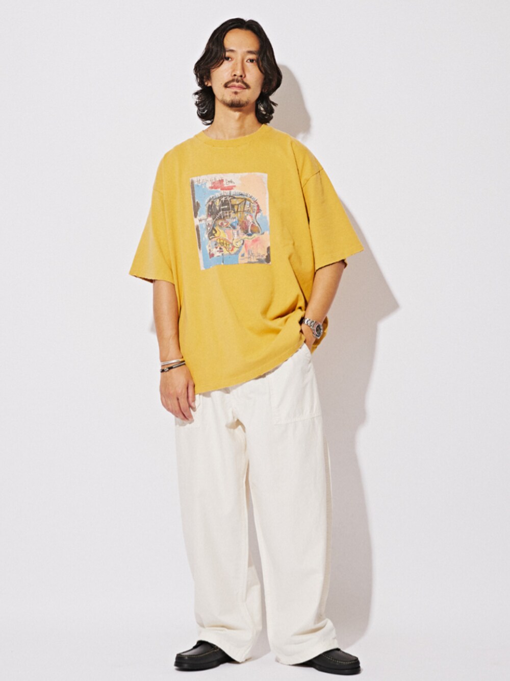 「シンプル、イエロー、Tシャツ、スラックス、大人カジュアル、休日スタイル、ベイカーパンツ、リラックススタイル、夏コーデ、メンズファッション」｜「JOURNAL STANDARDの綿麻ベルテッド キャノンベイカーパンツ（カーゴパンツ、ホワイト系）」を使った、ジャーナルスタンダード メンズさん（メンズ・174cm）の夏コーディネートの1枚目の写真