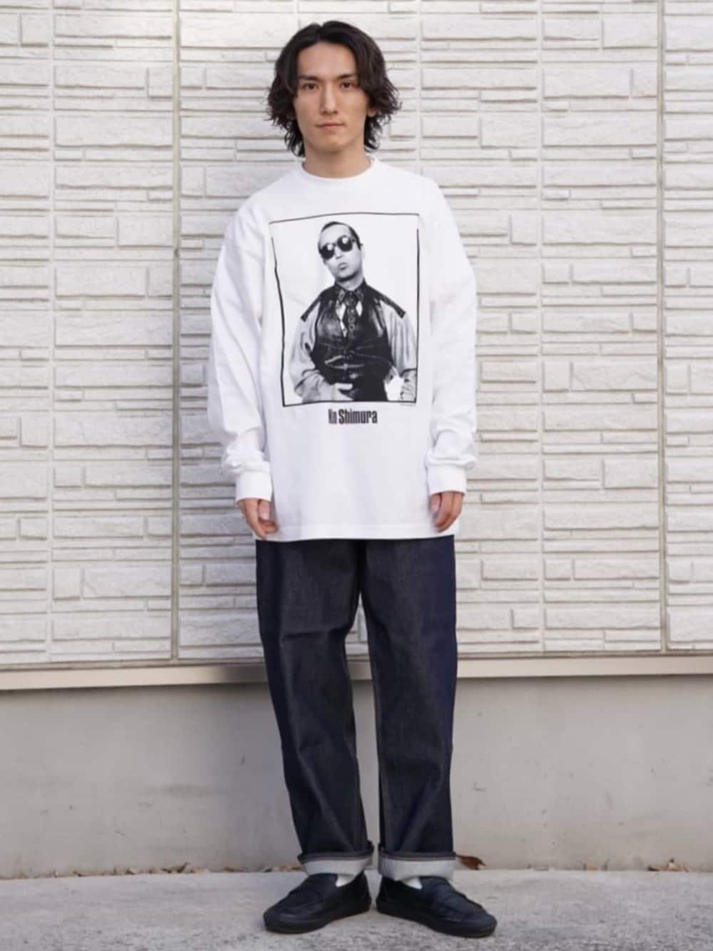 ホワイト系のTシャツ/カットソー、ブルー系のデニムパンツを着用したメンズの冬コーディネートの1枚目の写真