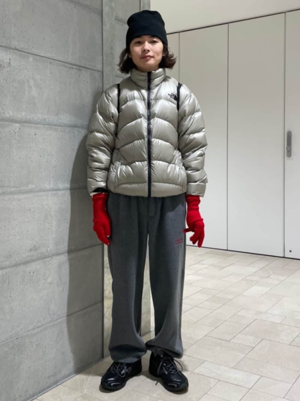 グレー系のその他パンツ、グレー系のダウンジャケット/コート、ブラック系のスニーカーを着用したメンズの秋コーディネートの1枚目の写真