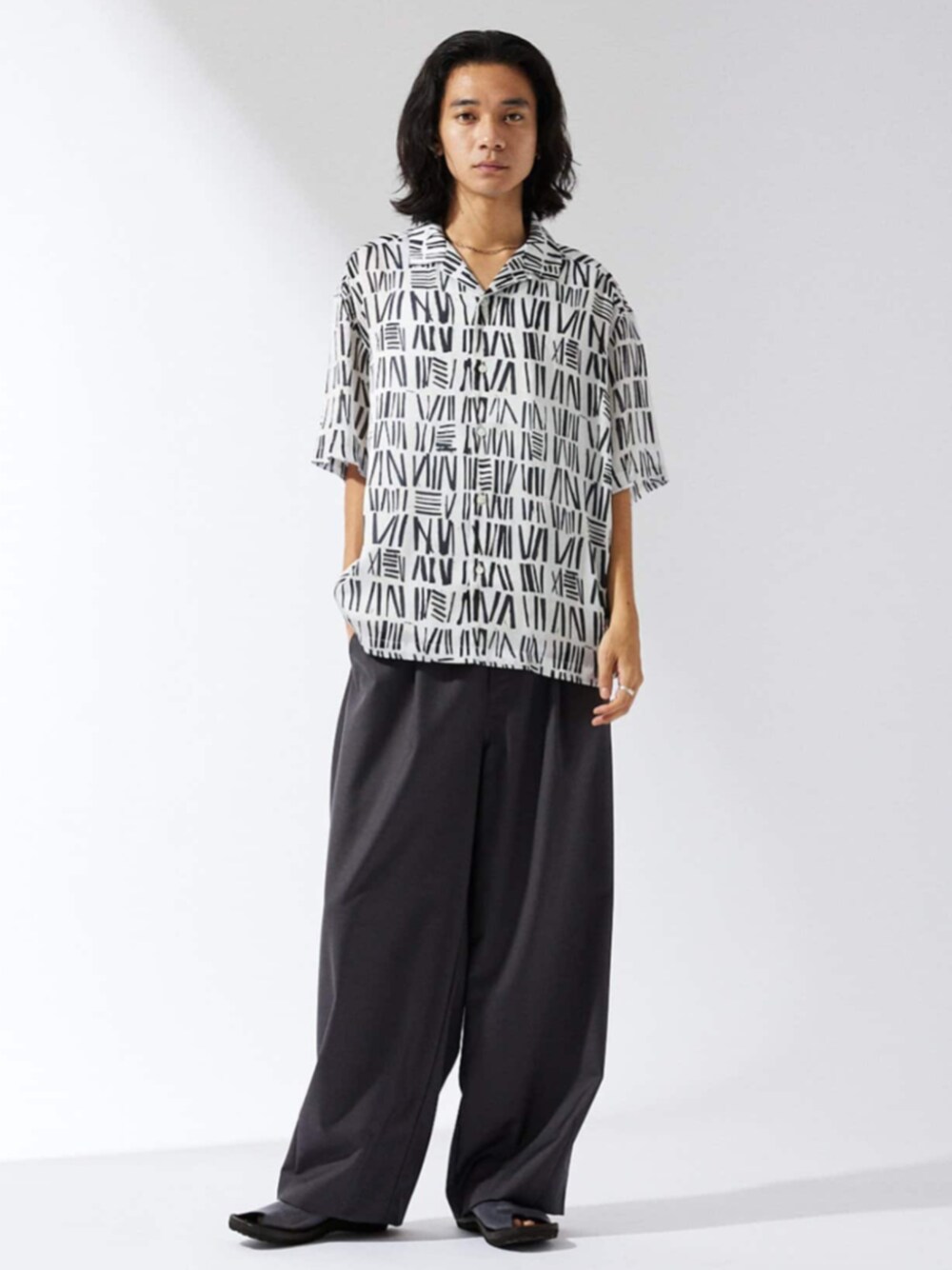 グレー系のスラックス、ホワイト系のシャツ/ブラウスを着用したメンズの夏コーディネートの1枚目の写真