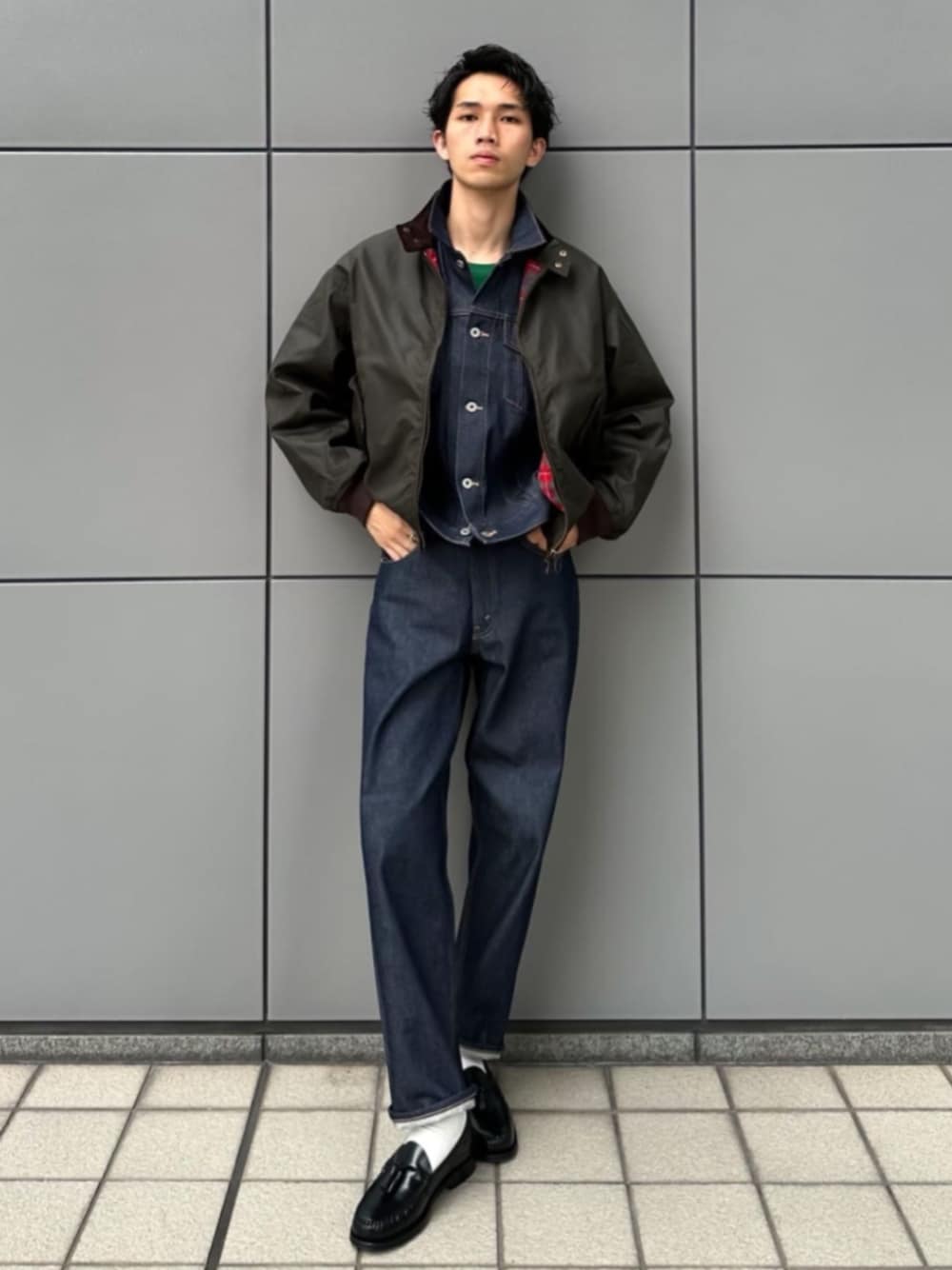 「barbour、レイヤードスタイル、おしゃ見えテクニック、日常に魔法を、秋コーデ、デニム、休日スタイル、お出かけコーデ」｜「JOURNAL STANDARDのデニムストレート LOT200（デニムパンツ、ブルー系）」を使った、ジャーナルスタンダード メンズさん（メンズ・180cm）の秋コーディネートの1枚目の写真