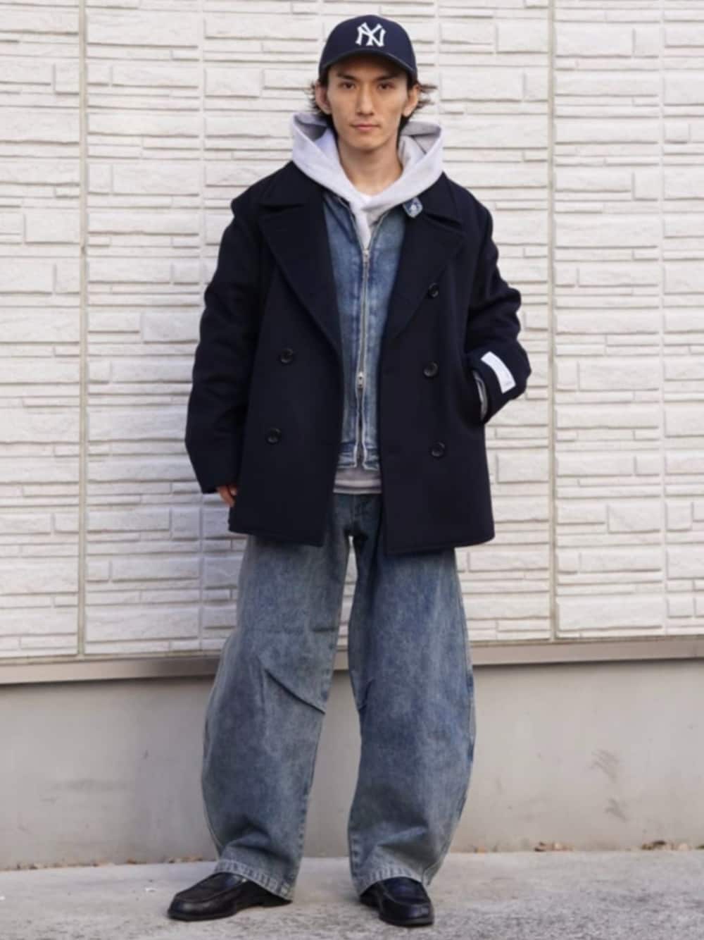 「デニム、デニムパンツ、デニムジャケット、デニムコーデ、ピーコート」｜「JOURNAL STANDARDの140S ピーコート（ピーコート、ブルー系）」を使った、ジャーナルスタンダード メンズさん（メンズ・167cm）の冬コーディネートの1枚目の写真