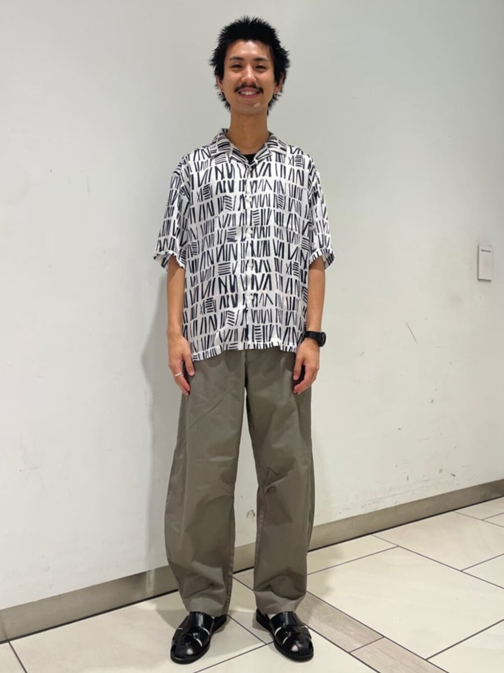 ホワイト系のシャツ/ブラウス、ベージュ系のチノパンツを着用したメンズの秋コーディネートの1枚目の写真