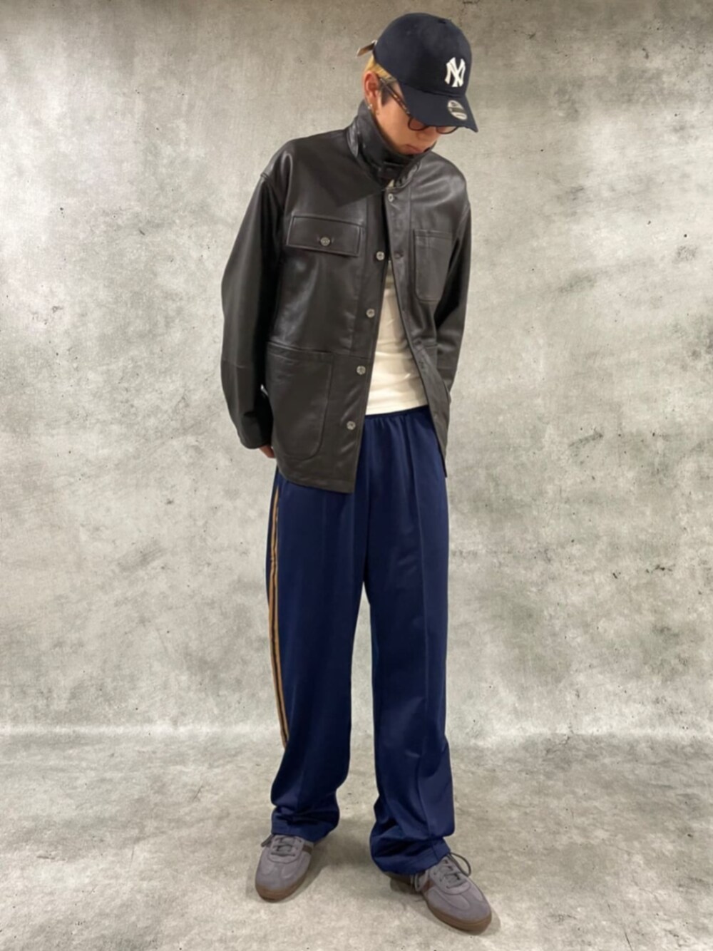 「レザー、adidas、トラックパンツ、スポーツミックス、NEW ERA、キャップ、デートコーデ、お出かけコーデ、秋コーデ、シンプルコーデ」｜「CCU のCCU / シーシーユー CHORE JACKET（カバーオール、ブラック系）」を使った、ジャーナルスタンダード メンズさん（メンズ・182cm）の秋コーディネートの1枚目の写真