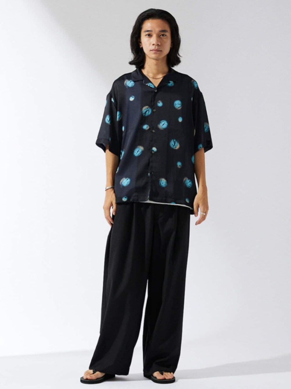 ブラック系のサンダル、ブラック系のスラックス、ブルー系のシャツ/ブラウスを着用したメンズの秋コーディネートの1枚目の写真