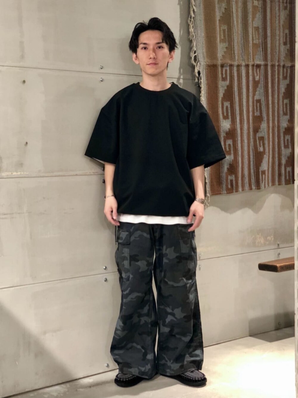 ホワイト系のTシャツ/カットソー、ブラック系のTシャツ/カットソー、ブラック系のカーゴパンツを着用したメンズの夏コーディネートの1枚目の写真