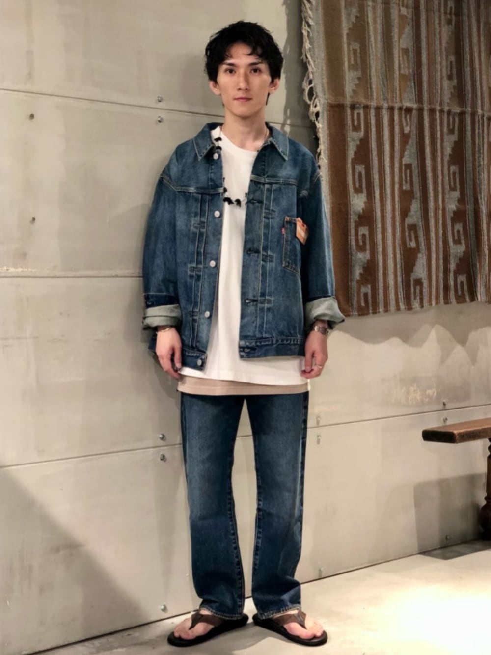 ホワイト系のTシャツ/カットソー、ブルー系のデニムジャケット、ブルー系のデニムパンツを着用したメンズの夏コーディネートの1枚目の写真